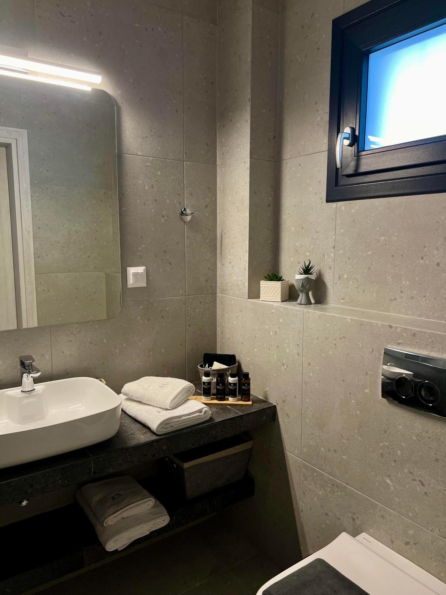 Four Shades Luxury Suites Сарти Экстерьер фото